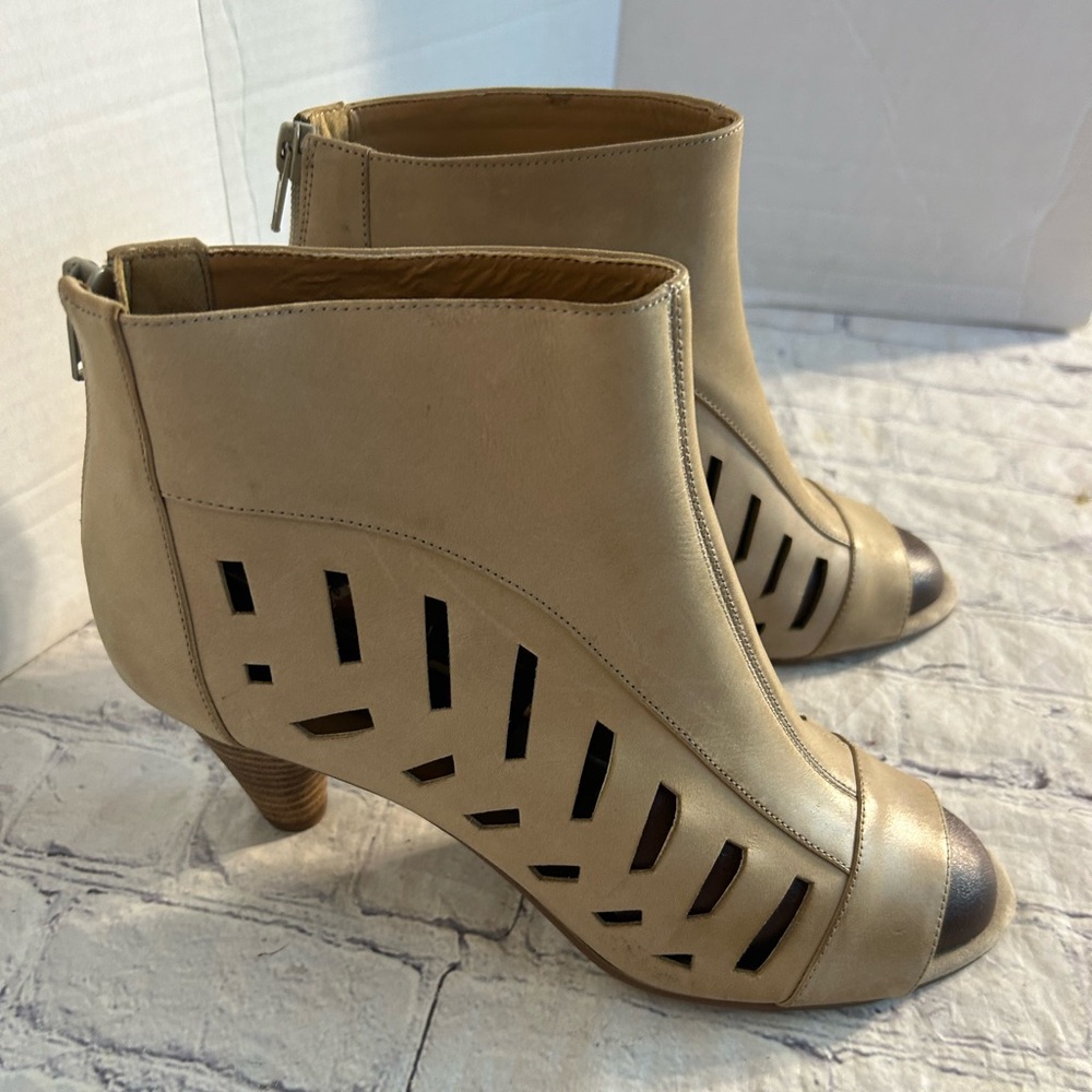 NINE WEST RYNER ANKLE CUTOUTS OPEN TOE ZIP BACK TAN/BEIGE TAUPE BOOTS SIZE 9M